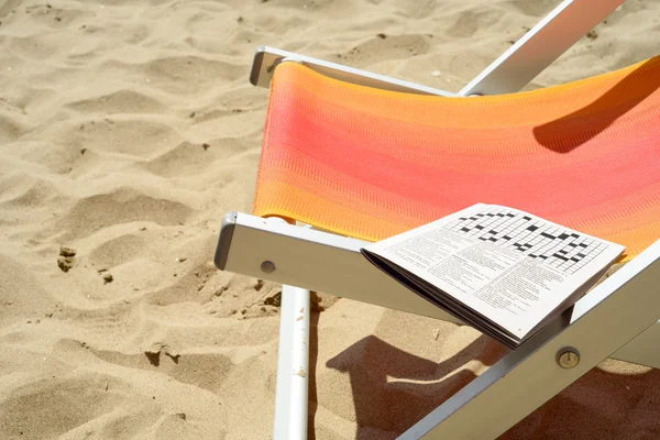 Palavras cruzadas na cadeira de areia — Fotografia de Stock