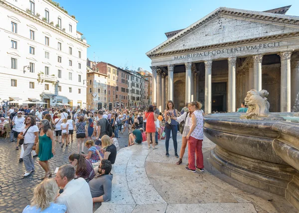 Pantheon-Platz mit Menschen — Stockfoto