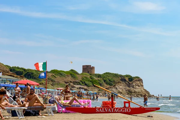 Les gens apprécient sur la plage — Photo