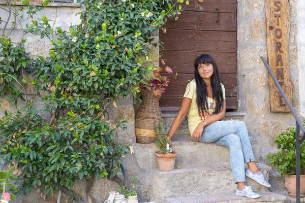 Mädchen sitzt in der Altstadt — Stockfoto