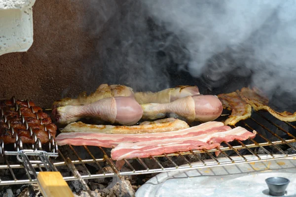 Cuisson de viande sur barbecue — Photo