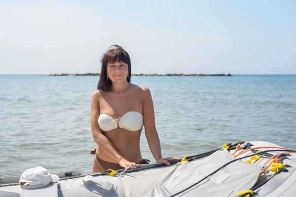 Chica posando cerca de barco —  Fotos de Stock