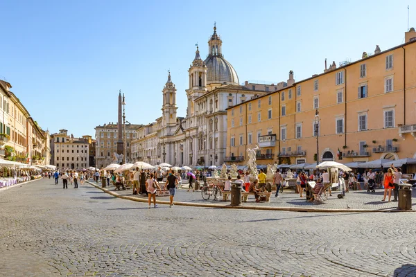 Menschen auf dem Platz von Navona — Stockfoto