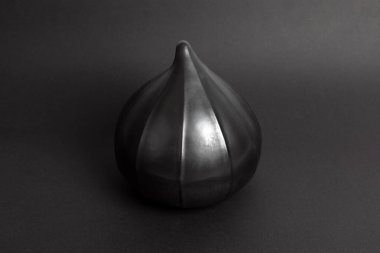 Siyah arkaplanda siyah seramik soğan siyah seramik rengi