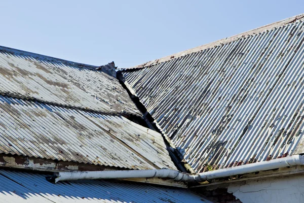 铁制破碎的屋顶板 — 图库照片