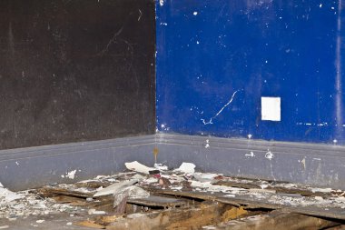 Boyalı duvarlar ile eski bina hasar