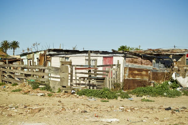 Shanty town maisons en fer ondulé — Photo