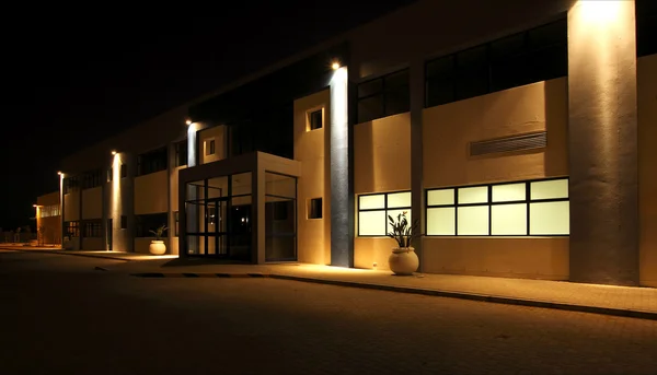 夜の近代的な倉庫の外観 ストック画像