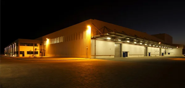 夜の近代的な倉庫の外部広角ビュー ロイヤリティフリーのストック画像