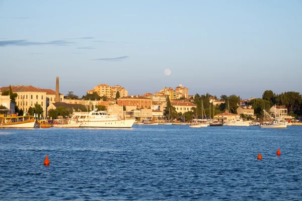 Dolunay üzerinde Rovinj, Hırvatistan.