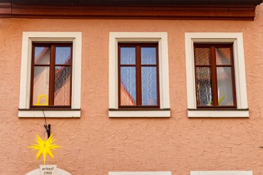 1903 'ten kalma eski bir Bavyera evinin dış cephesi Noel yıldızıyla süslenmiş. Geleneksel Alman mimarisi ve bayram atmosferi.