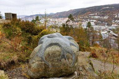 Bergen 'deki Lovstakksfjellet' e giden Ahtapot Kayası 'nın yol manzarası orman yeşiliyle çevrili. Popüler bir yürüyüş yeri.