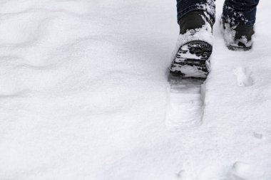 Siyah çizmeli erkek bacaklarının el değmemiş kara ayak basışının yakın görüntüsü. Boşluğu kopyala, en düşük bileşim