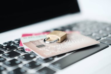 Asma kilitli bilgisayar internet kredi kartı konsepti. Kredi kartı veri güvenliği kavramı. Kredi kartındaki veri şifrelemesi. Banka kartlarında asma kilit var.