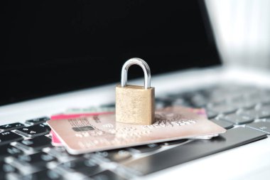 Asma kilitli bilgisayar internet kredi kartı konsepti. Kredi kartı veri güvenliği kavramı. Kredi kartındaki veri şifrelemesi. Banka kartlarında asma kilit var.