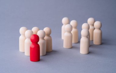 Tahtadan yapılmış kırmızı bir adam figürü, kalabalığın arasında duruyor. Farklı insanlar. Işıklar arasında eşsiz bir insan şekli. Liderlik, bireysellik ve kalabalığın dışında kalmak.