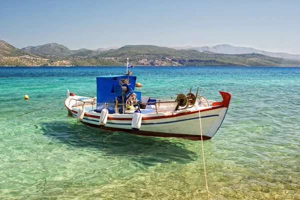 Barca da pesca ormeggiata nell'acqua cristallina del mare — Foto Stock