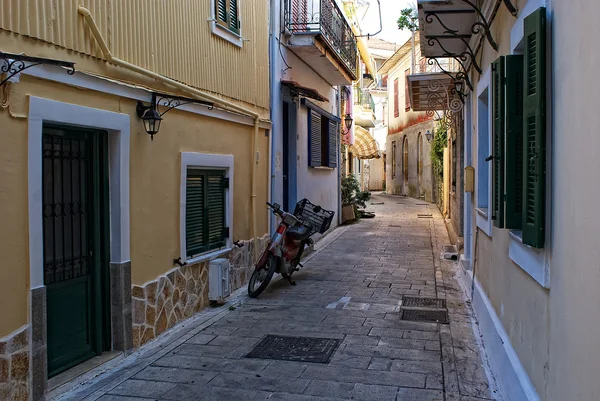 Een smalle straat van de Griekse stad van lefkada Stockfoto