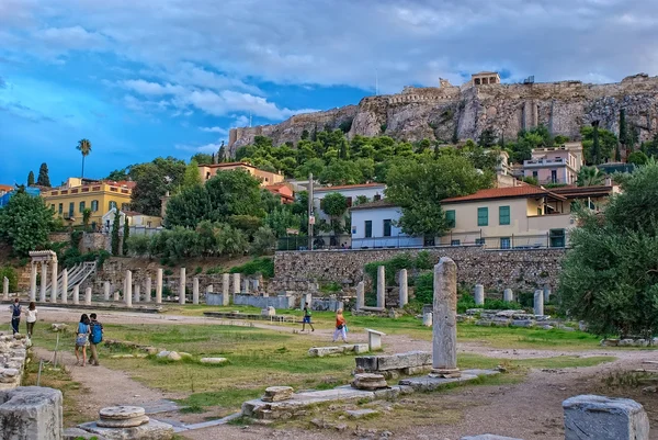 Atenas, Grécia - 7 de setembro de 2014. Turistas que visitam os antigos — Fotografia de Stock