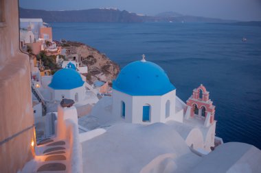 Oia, Santorini günbatımı sahnede