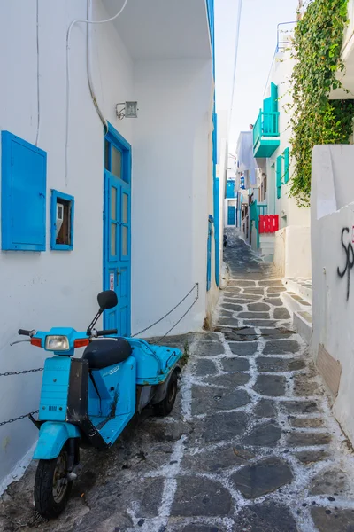 Calle con casas típicas griegas en Mikonos — Foto de Stock