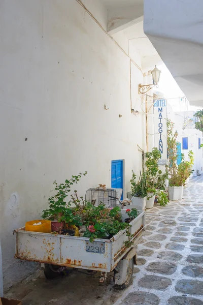 Rua com casas típicas gregas em Mikonos — Fotografia de Stock