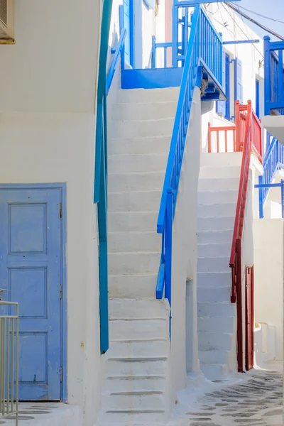 Rua com casas típicas gregas em Mikonos — Fotografia de Stock