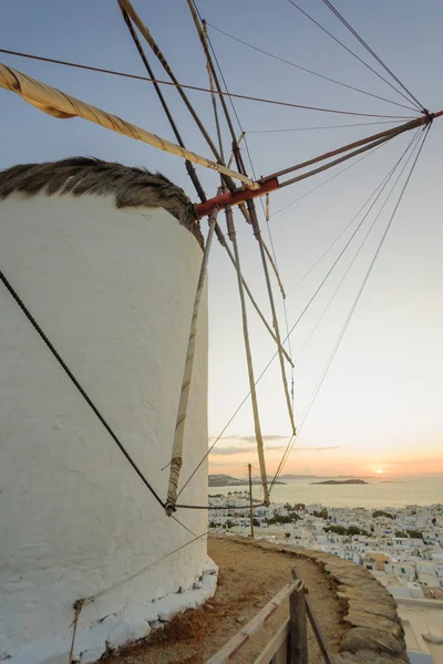 Moinho de vento em mykonos — Fotografia de Stock