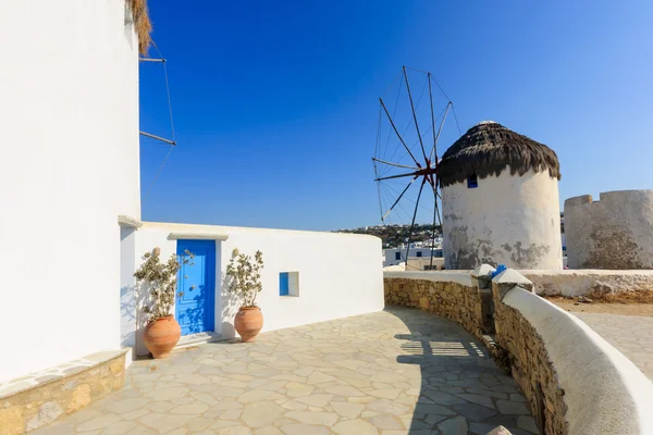 Moinho de vento em mykonos — Fotografia de Stock