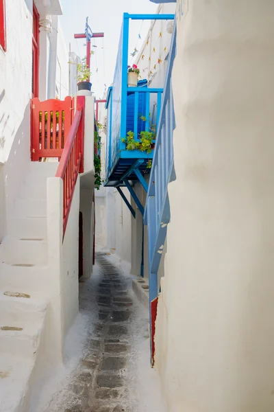 Calle con casas típicas griegas en Mikonos — Foto de Stock