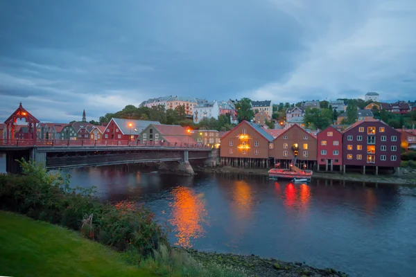 Case colorate sulla riva del fiume Nidelva, Trondheim — Foto Stock