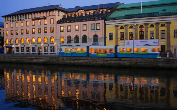 Binalar, tramvay ve şehir Gothenburg yansımaları — Stok fotoğraf