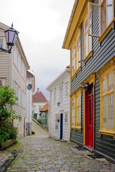 Callejón en la ciudad vieja, en Bergen — Foto de Stock