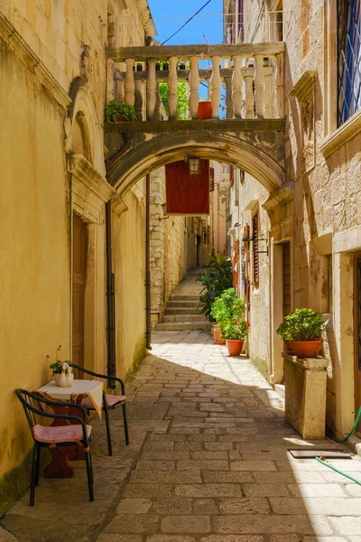 Alley in Korcula, Kroatië — Stockfoto