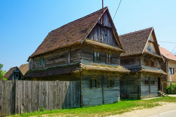 Типичный деревянный дом, Хорватия — стоковое фото