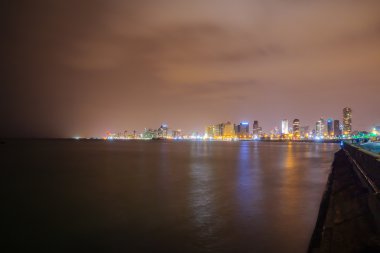Tel-Aviv Skyline gece görünümü