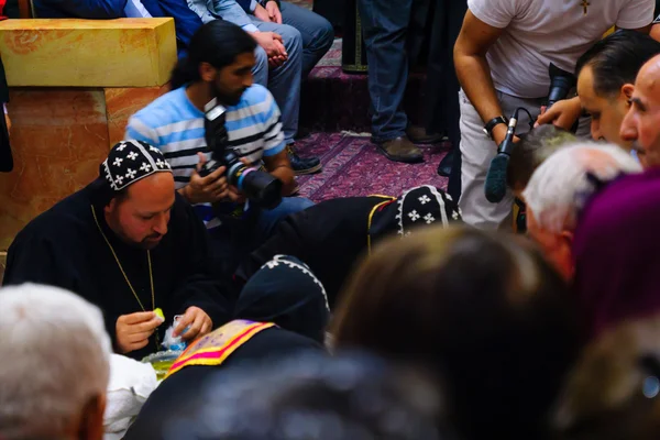 Zeremonie der Fußwaschung in der syrisch-orthodoxen Str. — Stockfoto