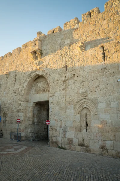 Puerta de Sión, parte de los muros de la ciudad vieja, en Jerusalén — Foto de Stock