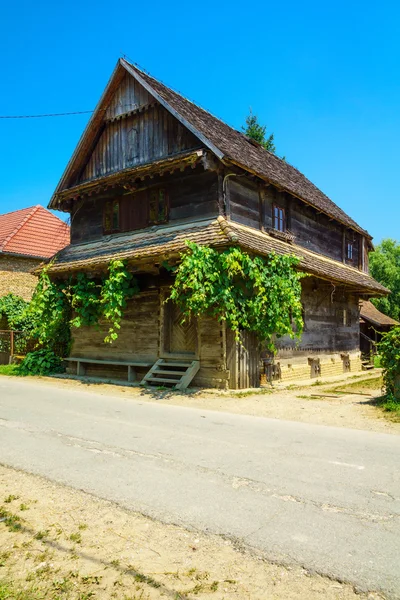 Типичный деревянный дом, Хорватия — стоковое фото
