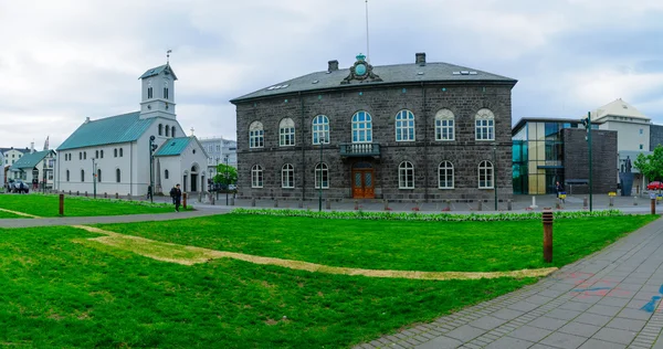 Casa do Parlamento (Althingi) e Catedral (Domkirkjan ), — Fotografia de Stock