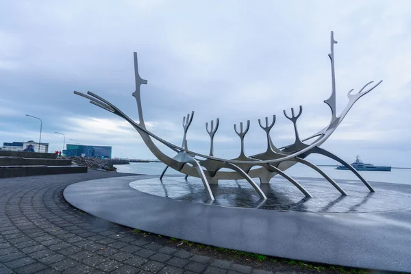 Sun Voyager monument, in Reykjavik — Stock Photo, Image