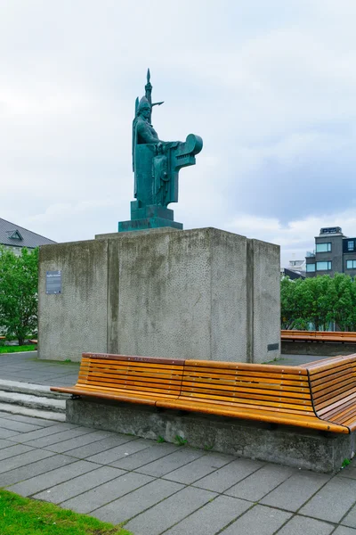 Statue of Ingolfr Arnarson, in Reykjavik — Stock Photo, Image