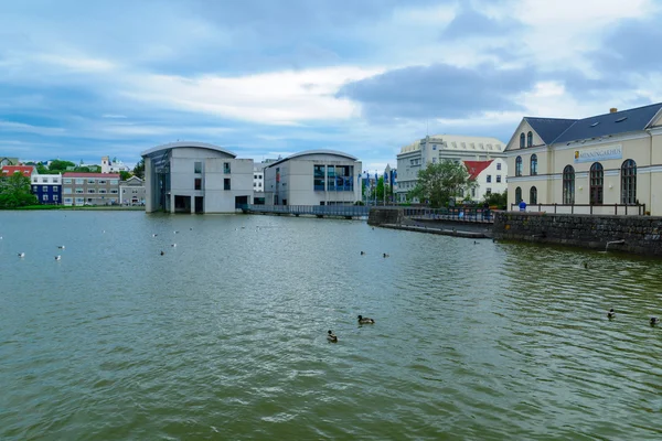 The tjornin (the pond) and the Radhus,  Reykjavik — Stock Photo, Image