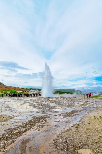 Eruption of the Strokkur geyser — Stock Photo, Image