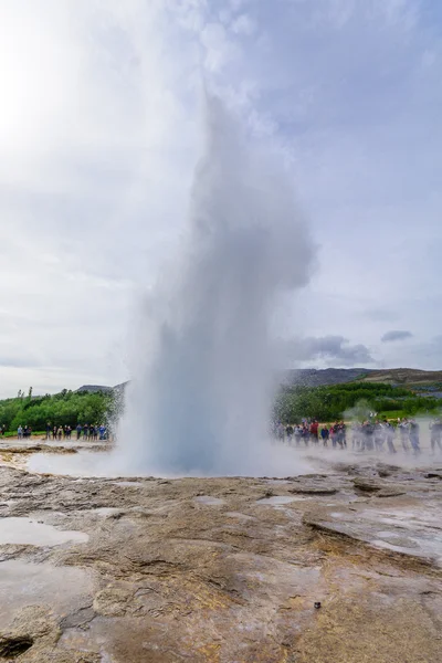 Erupção do gêiser Strokkur — Fotografia de Stock