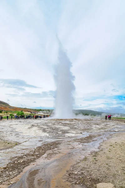 Eruption of the Strokkur geyser — Stock Photo, Image