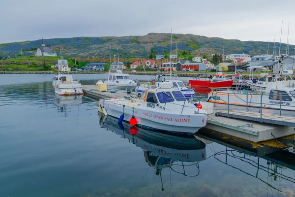 Port de pêche et église à Holmavik — Photo