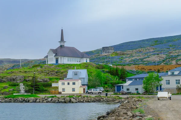 Port de pêche et église à Holmavik — Photo