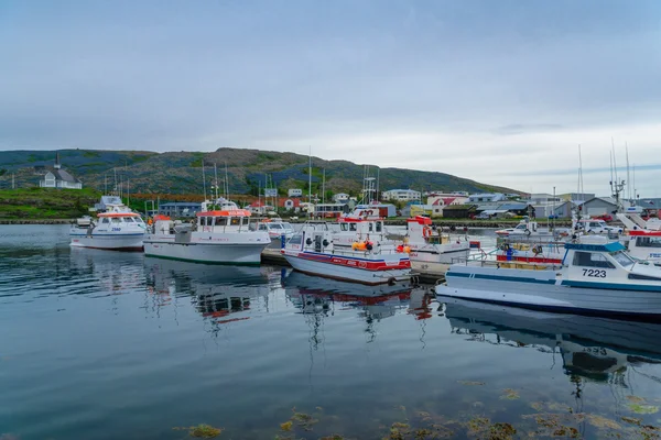 Fischereihafen und Kirche in Holmavik — Stockfoto