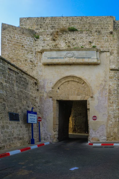 O portão de terra nas paredes do Acre — Fotografia de Stock